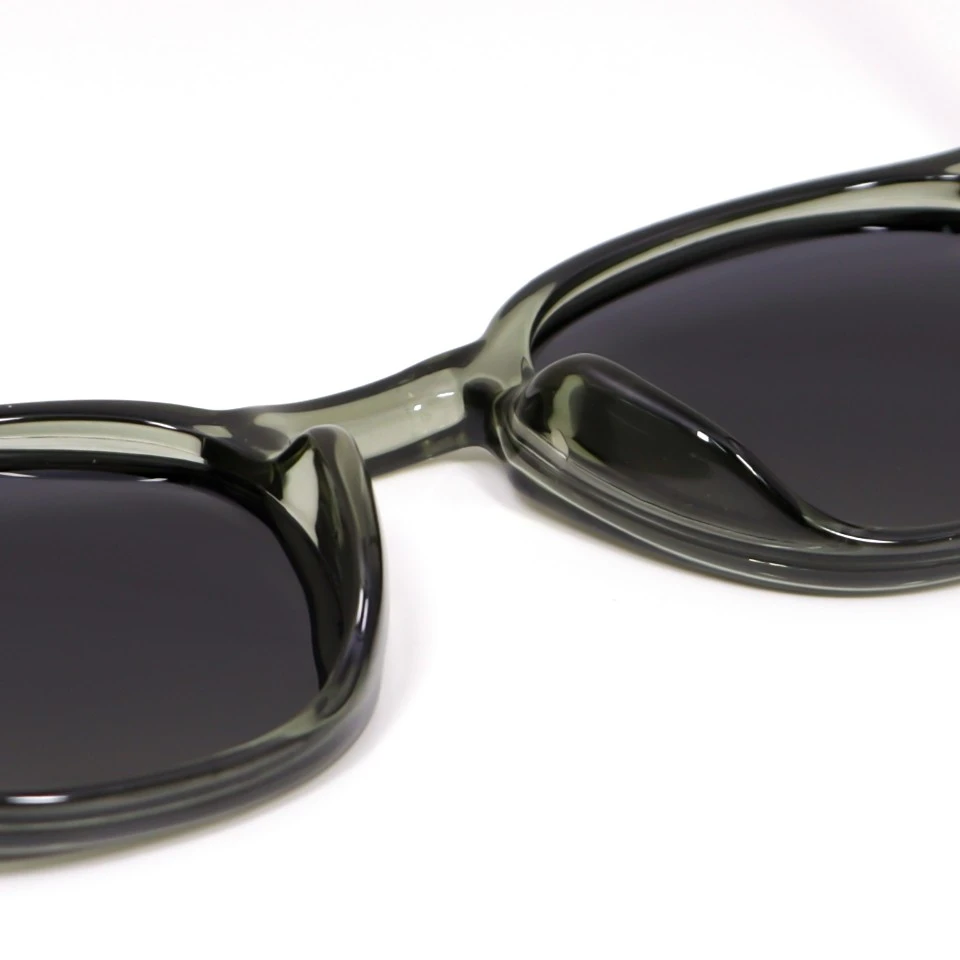 Detail of acetate temple and hinge on olive green round frame sunglasses Detail of acetate temple and hinge on olive green round frame sunglasses